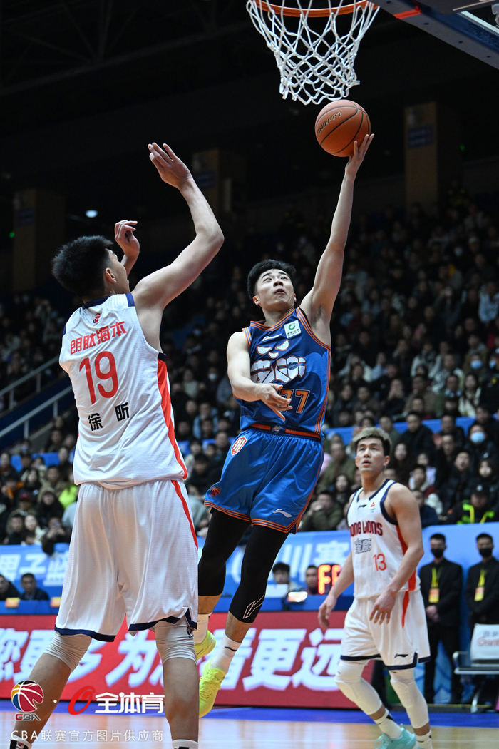 成都蓉城发布备战花絮，加时末段更衣室发声，CBA常规赛任务艰巨，细节决定成败的简单介绍