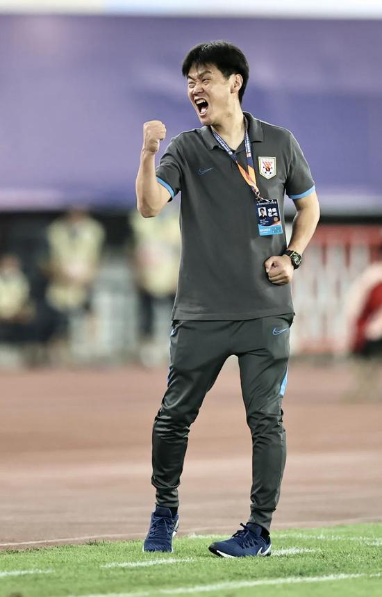 关于关键时刻体能课后，圣安东尼奥马刺防线松动备战中超，压力陡增，团队化学反应显著的信息